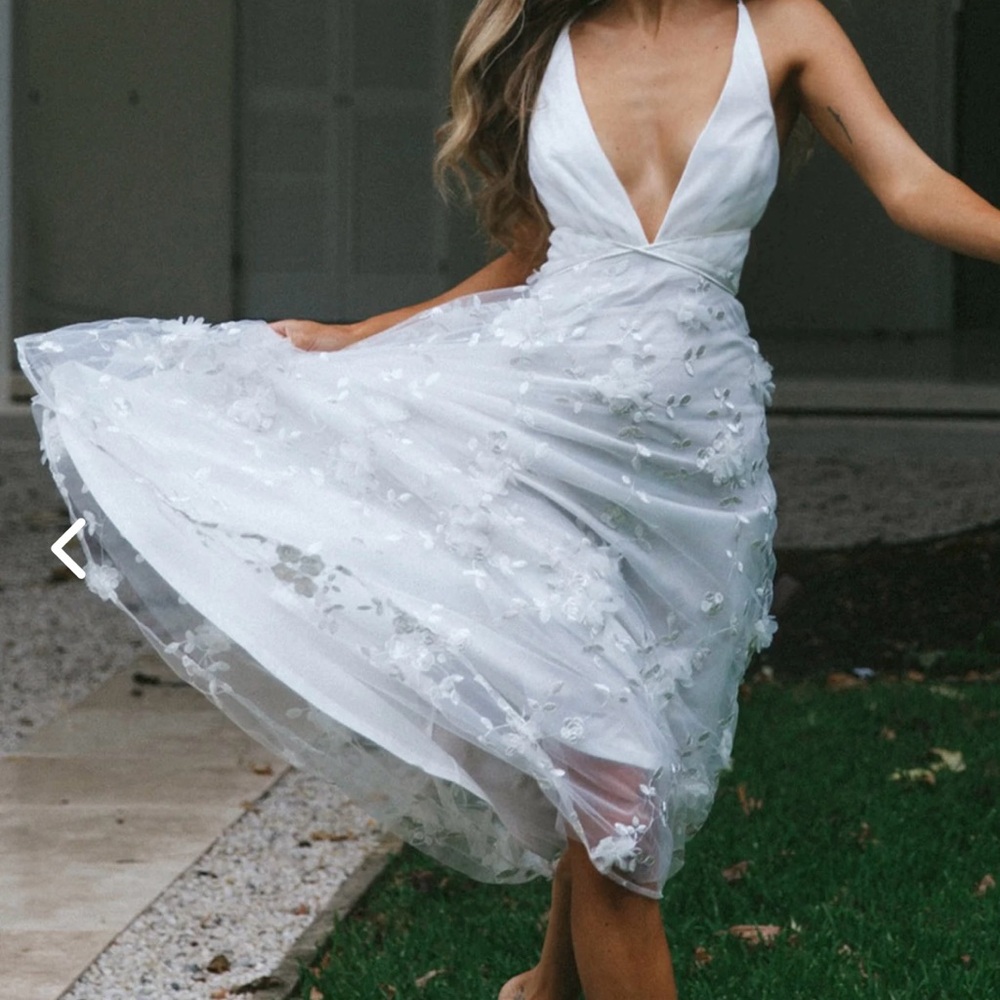 **NEVER WORN** White 3D Floral Midi Dress